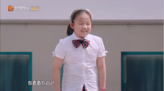 小女孩太肥被嘲笑,小女孩嫌弃爸爸说自己胖