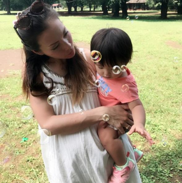 未婚妈妈生下混血三胞胎模特,30岁美女未婚模特生下混血三胞胎