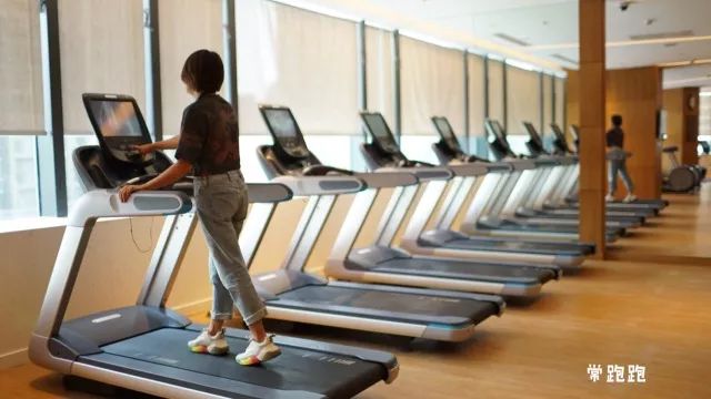 将酒店建在五里河体育场旧址这个希尔顿酒店可不止是个足球迷