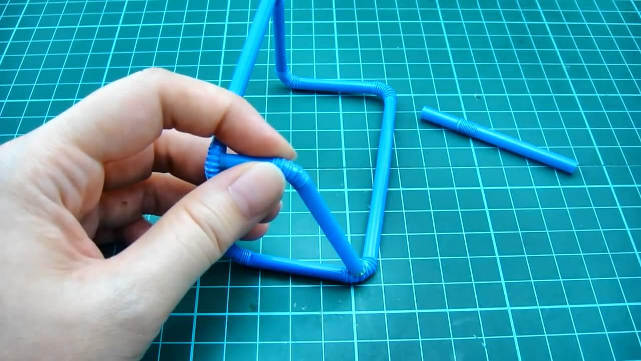 教你学会如何制作袖珍迷你的足球和球门，是不是很有创意！