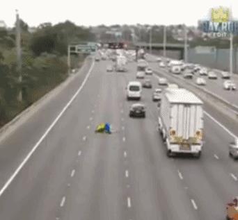 内马尔搞笑翻滚视频,内马尔打滚遭到网友恶搞