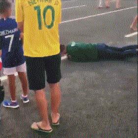 内马尔到底是被针对还是假摔,内马尔坏不坏