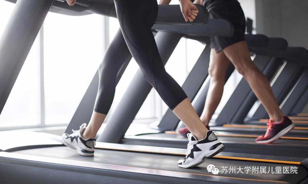 三岁小女孩的手被铁钉划伤原视频,三岁小女孩手被铁钉刮伤