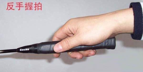 羽毛球杀球该怎么握拍,杀球时是拳式握拍还是半拳式握拍
