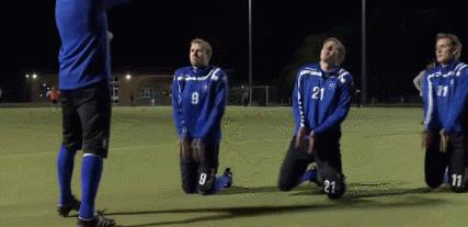 我们除了负责踢球，还负责搞笑，球场上的逗比瞬间