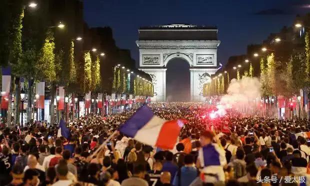 法国队2018夺冠拿大力神杯,2018世界杯法国举起大力神杯