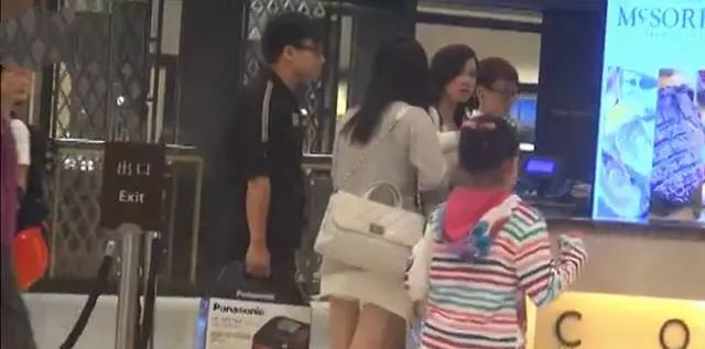 有钻石剩女之称的她，撩遍了香港男神，亲力亲为开跑车买电饭锅