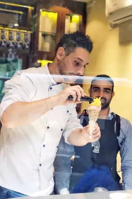 只活5分钟的短命冰激凌，花椒味PK咸蛋黄味，谁更好吃？