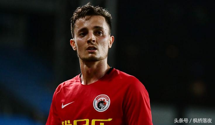 太惨了！辽足外援首秀便遭恶意飞踹进医院！中国足球又成足坛笑话