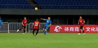 太惨了！辽足外援首秀便遭恶意飞踹进医院！中国足球又成足坛笑话