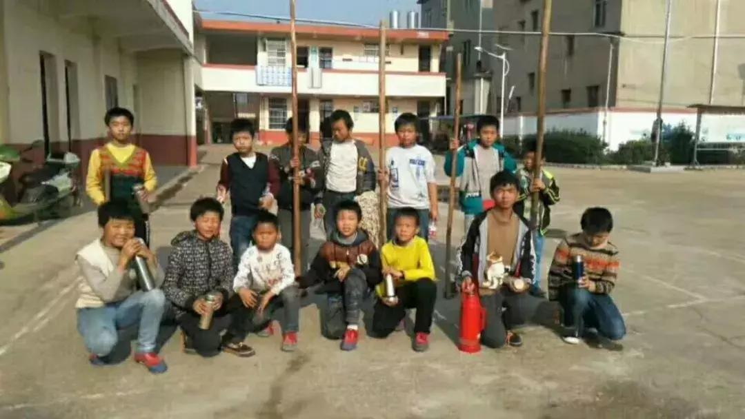 世界杯结束了，这位村小校长和他的孩子们的足球梦，才刚刚开始