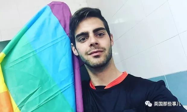 粉粉的裁判举止夸张，笑点满满，然而他却承受着巨大的委屈