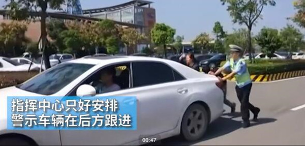 小车在高速没有油了怎么办,半路没油了教你免费解决