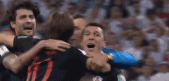 克罗地亚人脱下衣服震惊网友：哪有什么奇迹，只有普通人含泪奔跑