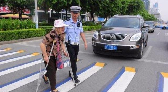 开车不小心撞人了咋办,开车不小心撞人了要住院怎么处理