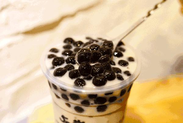 13岁男孩喝珍珠奶茶引发的案例,男孩喝珍珠奶茶腹痛