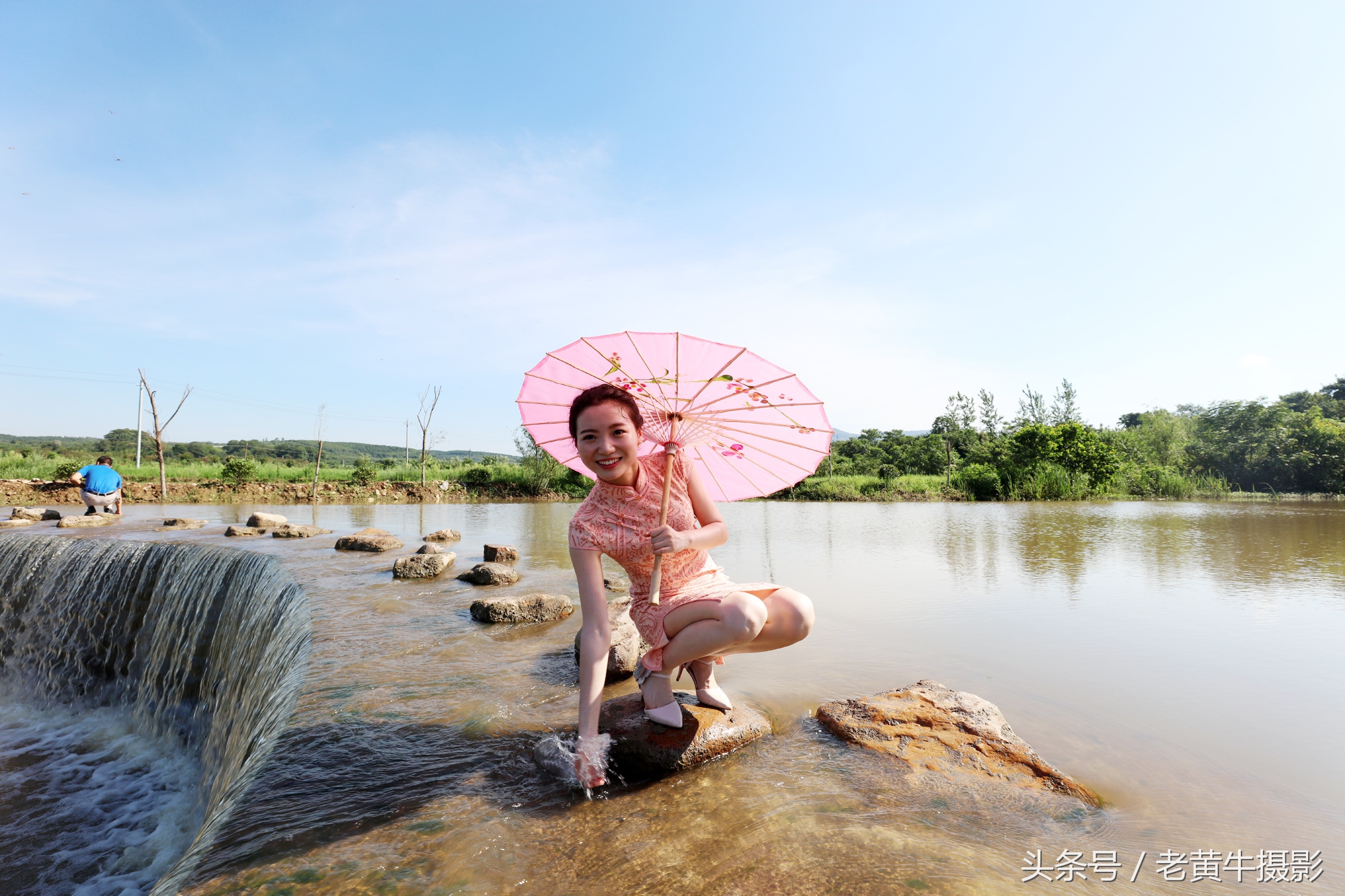 京山老年旗袍秀视频,月季园旗袍走秀