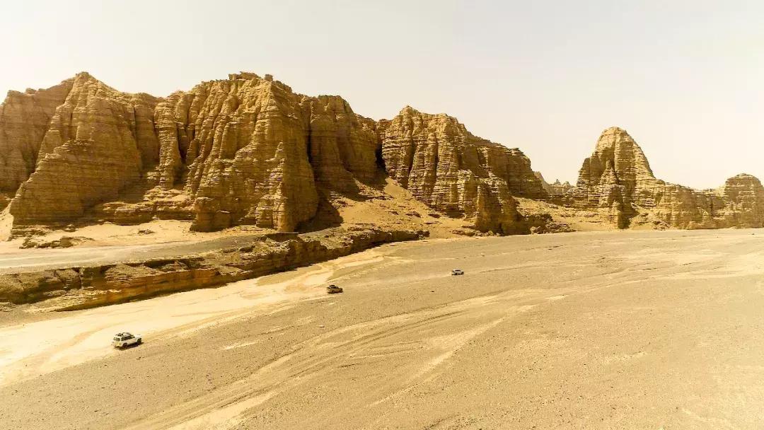 沙漠里把车开到起飞，这才是男人该玩的游戏｜远途心路
