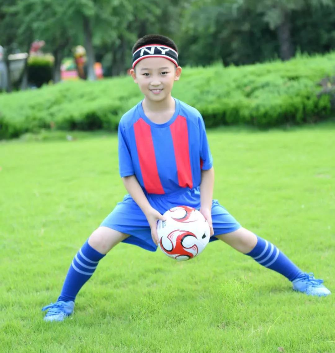 发宝贝踢足球照片的朋友圈,孩子踢足球得奖发朋友圈