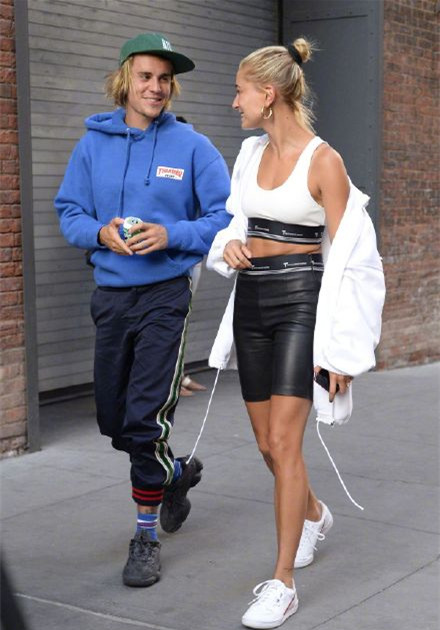 haileybieber秀戒指,justinbieber海莉钻戒