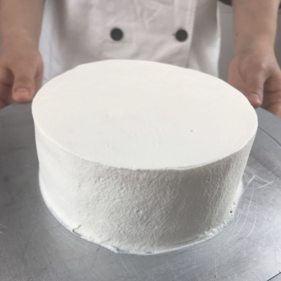 蛋糕奶油裱花零基础视频教程,最简单的纯白色奶油裱花蛋糕视频