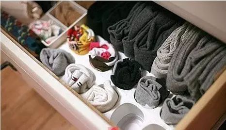 她在衣柜里系了根鞋带，衣柜竟然瞬间大一倍，服！