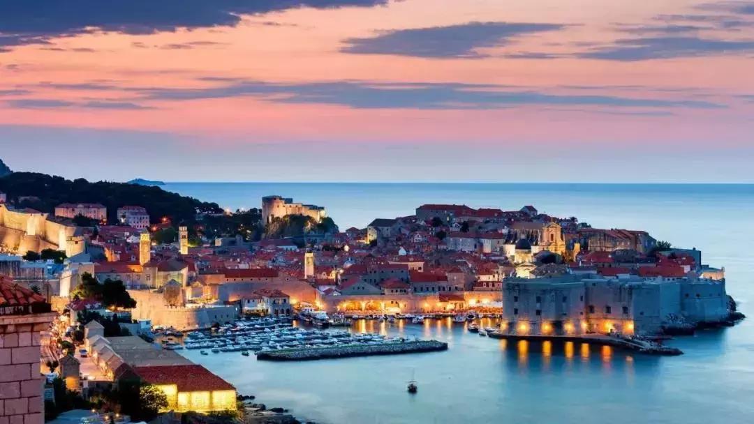 战机护航直播,克罗地亚首都数万球迷狂欢庆祝