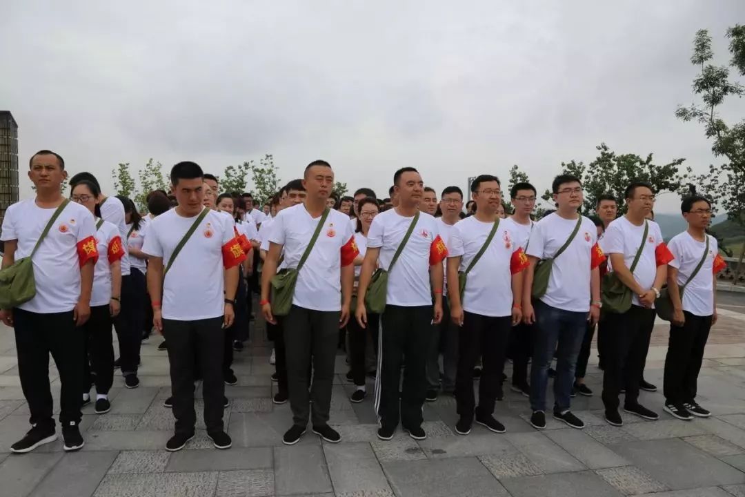 鍏ㄤ綋鍏氬憳璧村欢瀹夌孩鑹查潻鍛芥牴鎹湴,涓冨崄鍚嶅厷鍛橀綈鑱氱孩鑹叉牴鎹湴