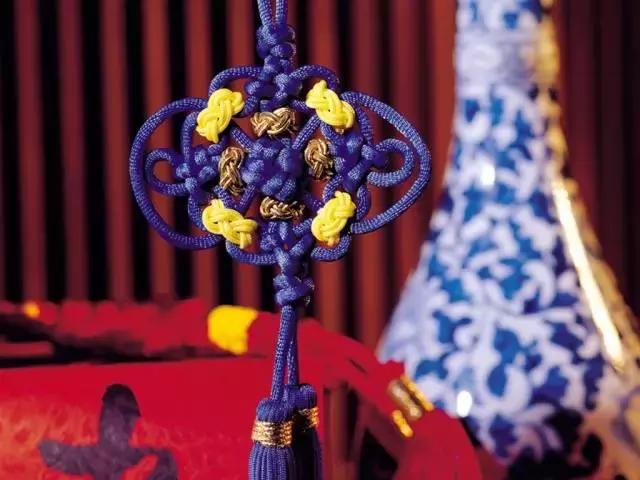 中国结是中国的一种传统而典型,中国结的样式和寓意