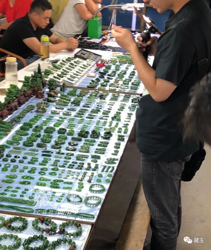 18个雕件45万！我在手机上看了一场和田玉的直播……