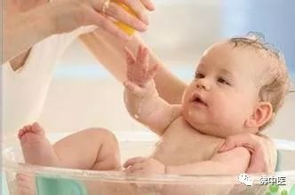 宝宝夏天常见育儿问题,宝宝热痱最快解决的方法