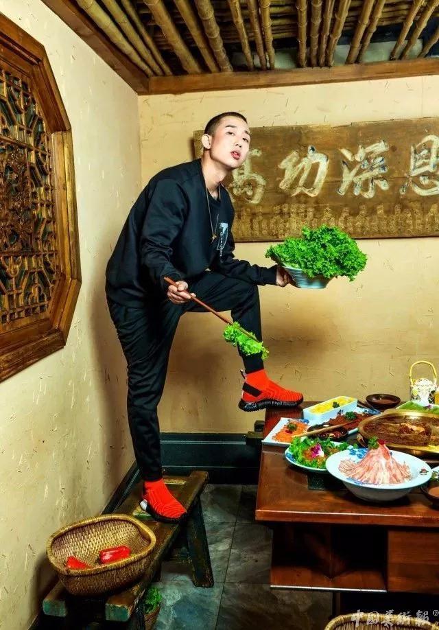 李宁拿大哥大短袖,2018年李宁纽约时装周