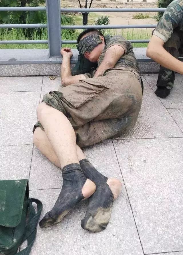 中国军人的身躯究竟背负着怎样的责任和使命?这几张图片告诉你!