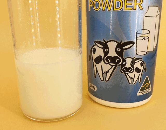 前方有一只很假的牛：HealthyCare牛初乳粉表示很抱歉……