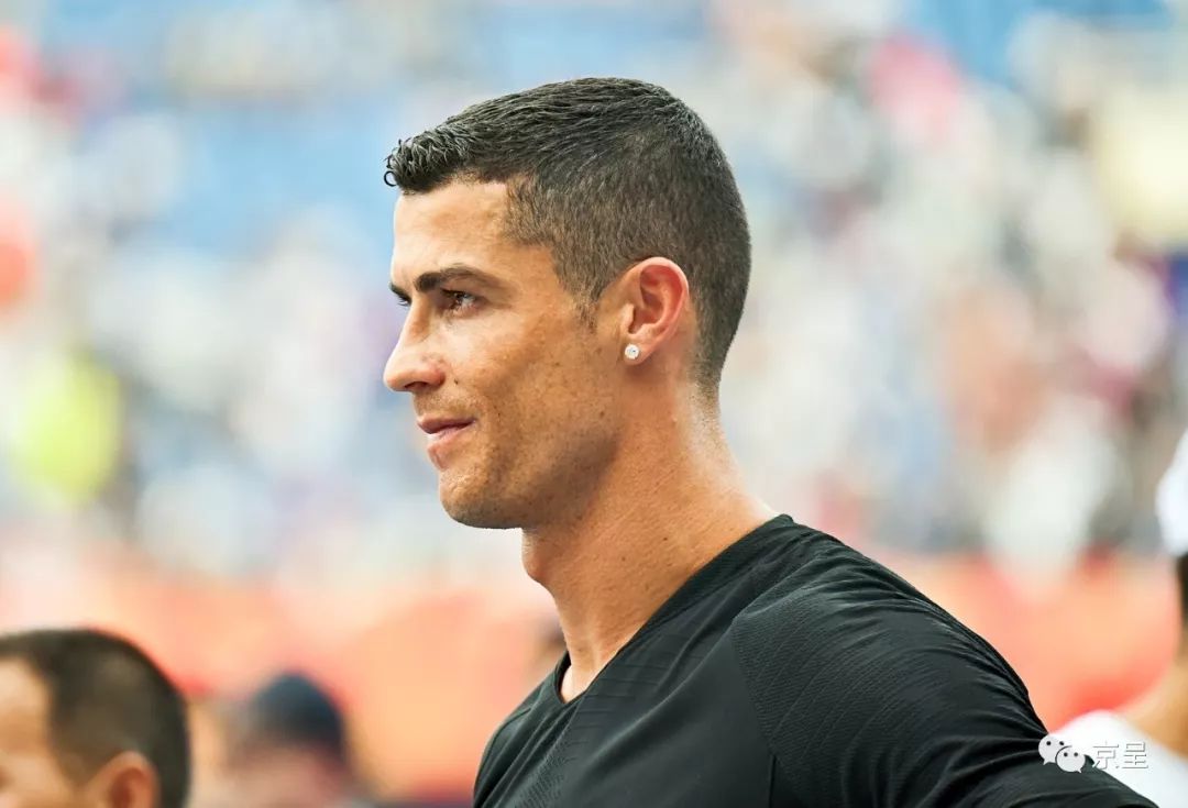 球迷冲入球场拥抱c罗击掌,小球童和c罗击掌后的反应