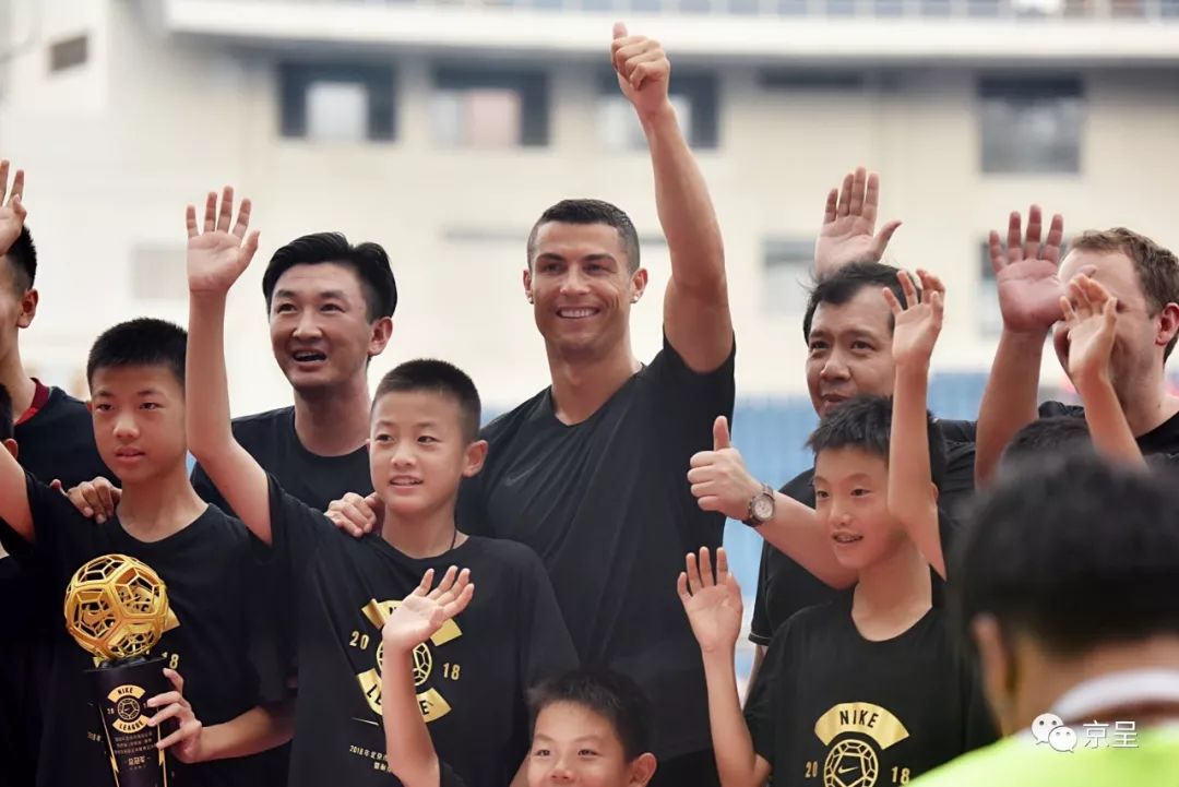 球迷冲入球场拥抱c罗击掌,小球童和c罗击掌后的反应