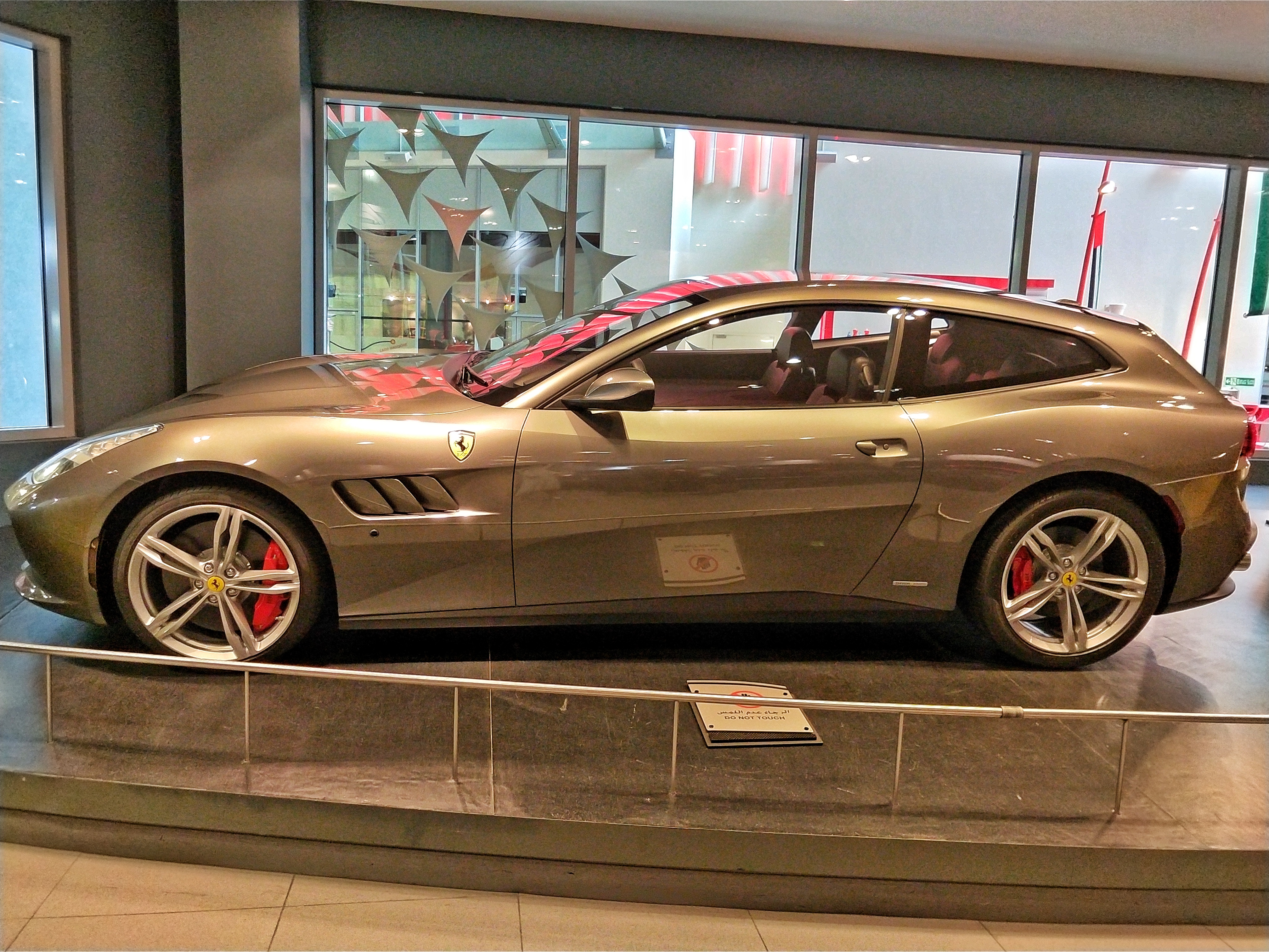 阿联酋法拉利主题公园的特点,阿布扎比法拉利公园图片