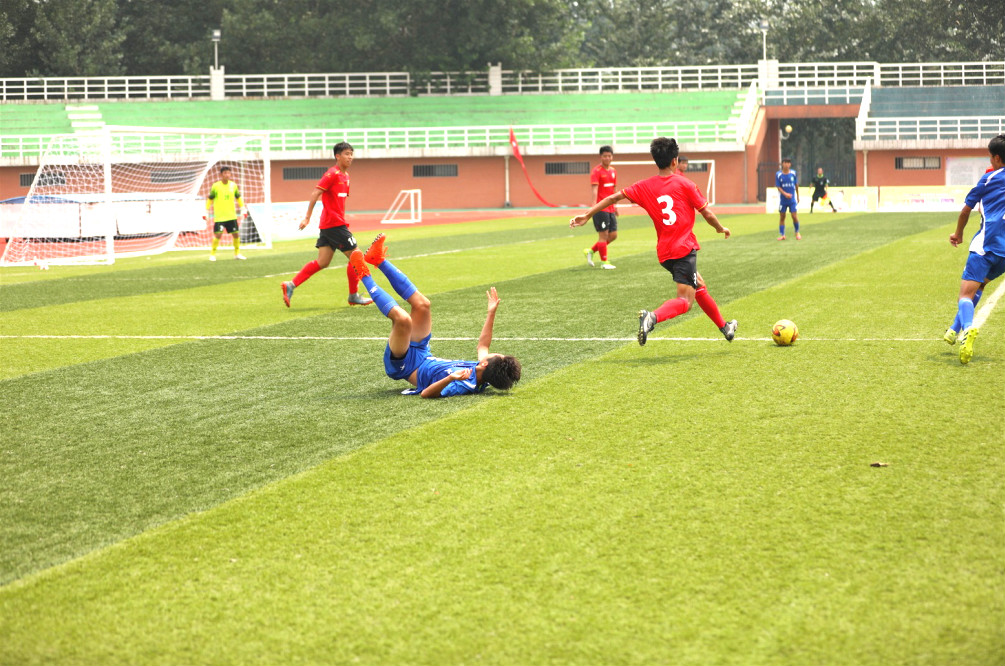 一刻镜头下的校园足球“德比之战”