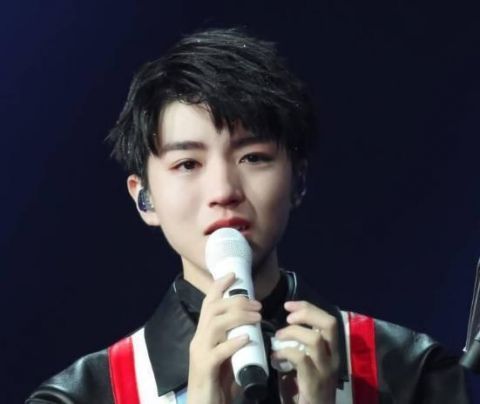 明星看王俊凯哭了,王俊凯伤心落泪照片