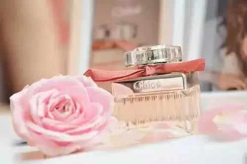 愿陪君醉笑三千场不诉离殇意思,醉笑陪君三千场不诉离殇写给谁的