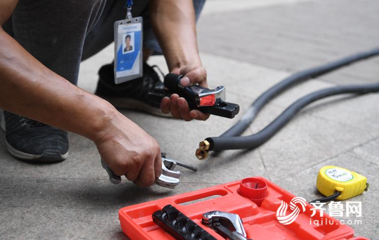 高温下的空调安装工用汗水送清凉,43度高温下安装空调