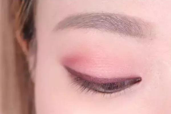 单眼皮适合的画眼线方法,单眼皮不同眼型怎么画眼线