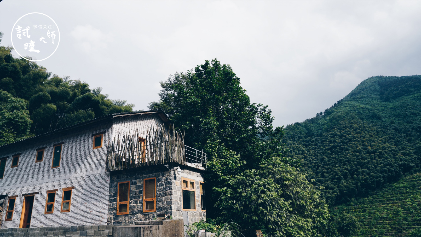 在梯田做成的无边泳池里游泳，私奔去这个隐秘山谷民宿做回野孩子