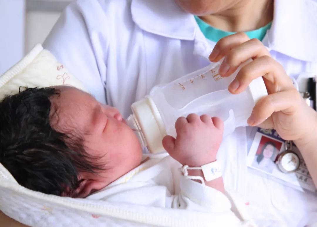 11斤巨婴宝宝,一产妇诞下11.6斤巨婴