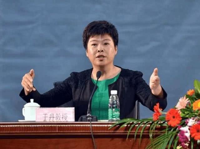 于丹是怎样被轰下台的,于丹因为什么被轰下台