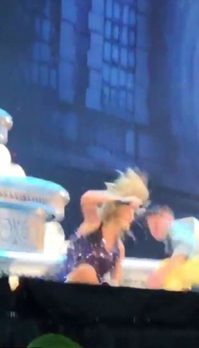 霉霉reputation表演大笑,霉霉演唱会下大暴雨小品