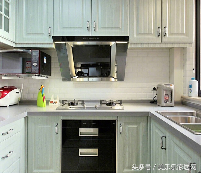 老婆突发奇想将衣柜做客厅，入住后发现简直太实用了，力荐！