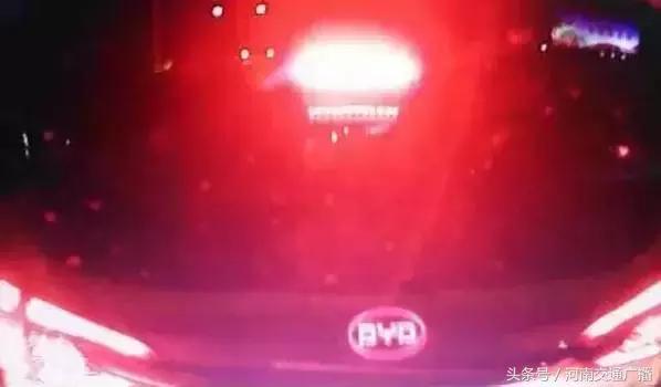 新手司机试驾五菱神车,新手司机连撞三辆车