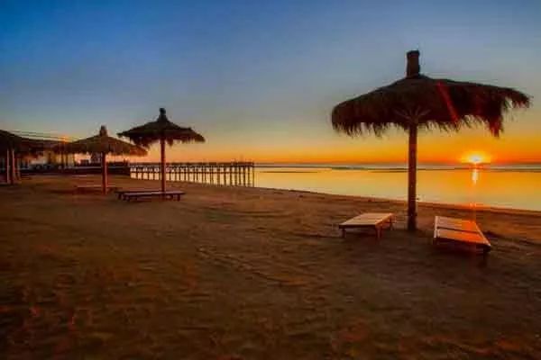 马尔代夫的蓝天绿树水清沙白,北京周边绝美海滩