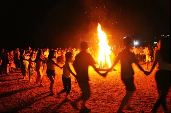 马尔代夫的蓝天绿树水清沙白,北京周边绝美海滩
